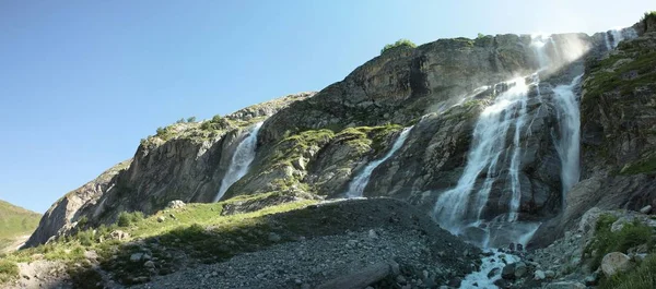 Panorama de uma cadeia montesa com cachoeiras — Fotografia de Stock