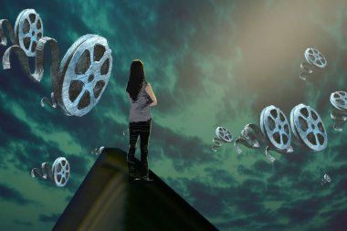 İnsan silueti ve filmlerle soyut arkaplan