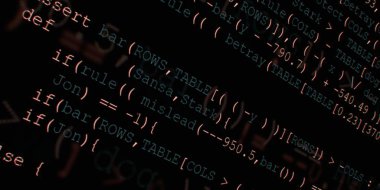 Yazılım geliştirici programlama kodu. Soyut modern sanal bilgisayar senaryosu. Masaüstü ekranında yazılım geliştirici programcının çalışması 
