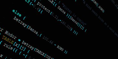 Yazılım geliştirici programlama kodu. Soyut modern sanal bilgisayar senaryosu. Masaüstü ekranında yazılım geliştirici programcının çalışması 