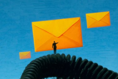 İnsan silueti ve postaları ile soyut arkaplan   