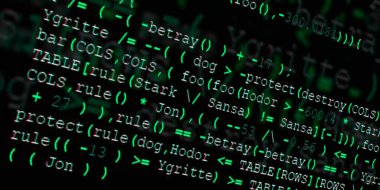 Yazılım geliştirici programlama kodu. Soyut modern sanal bilgisayar senaryosu. Masaüstü ekranında yazılım geliştirici programcının çalışması 