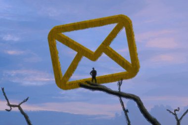 İnsan silueti ve postaları ile soyut arkaplan 