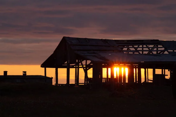 Günbatımında mahvolmuş ahır