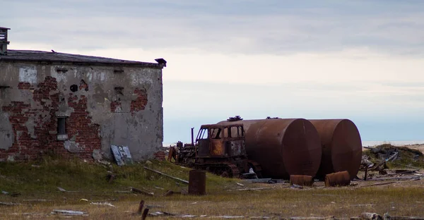 Köyde yıkım, eski traktör kayboldu.