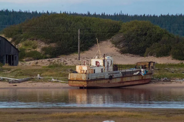 Navio Destruído Nas Margens Rio Que Está Localizado Rússia — Fotografia de Stock