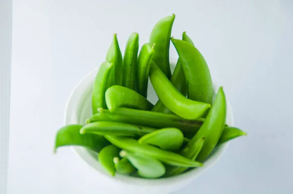 Haricots verts isolés sur un fond blanc — Photo