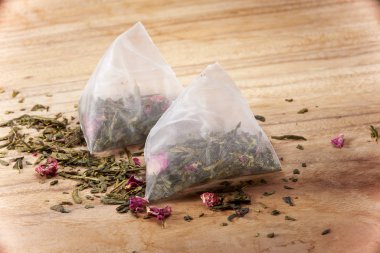 Tahtada iki paket yabanmersinli yeşil çay.