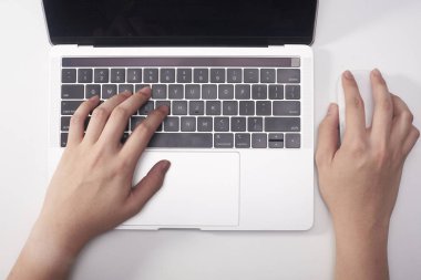 Bir iş adamı dizüstü bilgisayar ve fare kullanıyor.