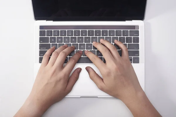 Tangan Wanita Mengetik Papan Ketik Laptop Latar Belakang Putih — Stok Foto