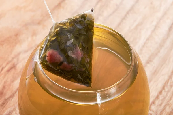 Close Brewed Cranberry Green Tea Tea Bag — 스톡 사진