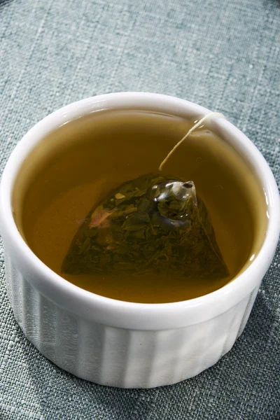 Uma Xícara Chá Verde Cranberry Com Closeup Saco Chá — Fotografia de Stock