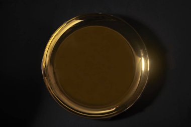 A gold reflective gold-plated ceramic plate