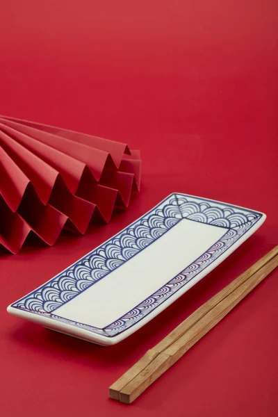 Красный Фон Китайского Стиля Красный Складывающийся Вентилятор Благоприятным Рисунком Облаков — стоковое фото