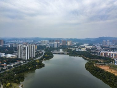 Şehir içi göllerdeki eğlence parklarının ve yüksek binaların havadan çekilmiş fotoğrafları.