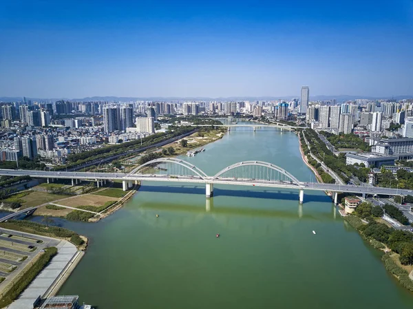 Luftaufnahmen Von Wohnhochhäusern Entlang Des Flusses Und Der Brücke Über — Stockfoto