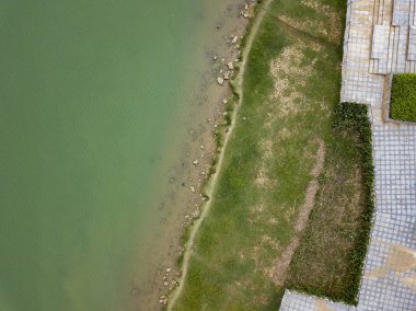 Nehir kıyısı ve Riverside Parkı 'nın Çin şehirlerindeki dikey hava fotoğrafları.