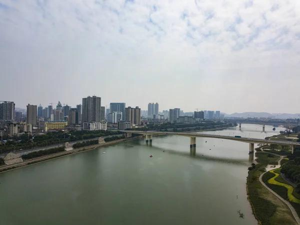 Αεροφωτογραφίες Της Γέφυρας Διάβασης Του Ποταμού Και Των Πολυόροφων Κτιρίων — Φωτογραφία Αρχείου
