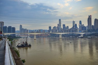 Chongqing, Asya 'da Nehir Geçidi Köprüleri ve Yüksek Binalar