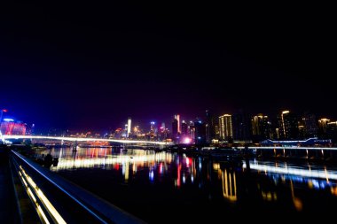 Asya 'daki Chongqing Nehir Geçidi Köprüsü' nün Yüksek Binaları Gece Manzarası