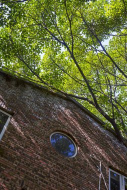 Dairesel pencereli eski moda kırmızı tuğla evler