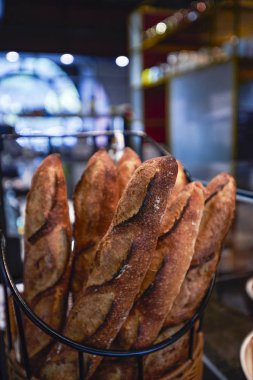 Yemek odasında bir sepet Fransız kruvasanı.