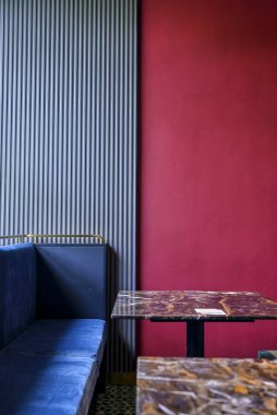 Çarpışma tarzında bir yemek odasının duvar tasarımı.