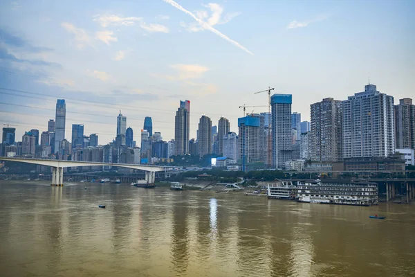 Flussüberquerende Brücken Und Hochhäuser Abend Von Chongqing Asien — Stockfoto