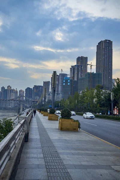 重慶市のリバーサイド ハイウェイと歩行者天国 アジア — ストック写真