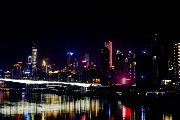 Νυχτερινό Τοπίο Των Πολυόροφων Κτιρίων Της Γέφυρας Chongqing River Crossing — Φωτογραφία Αρχείου