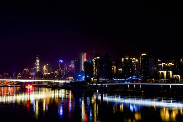 Paisagem Noturna Edifícios Altos Chongqing River Crossing Bridge Ásia — Fotografia de Stock