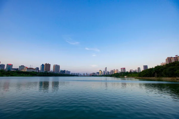 Blue Sky White Clouds Lake View City — Stock Photo, Image