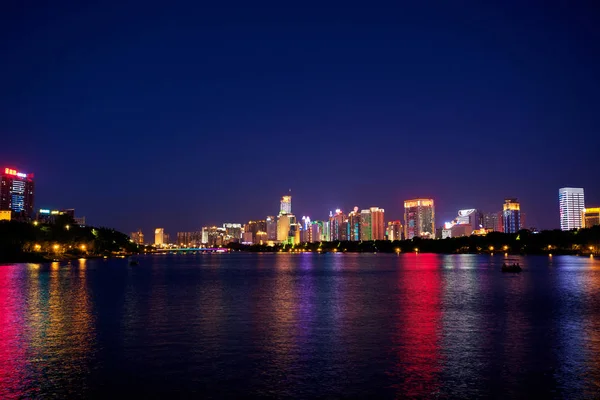 Nachtsicht Auf Den See Der Stadt — Stockfoto