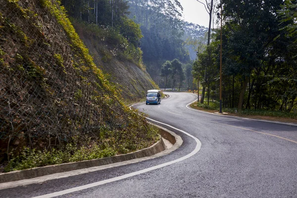 Uma Estrada Uma Encosta Uma Montanha Suburbana Com Carros Passando — Fotografia de Stock