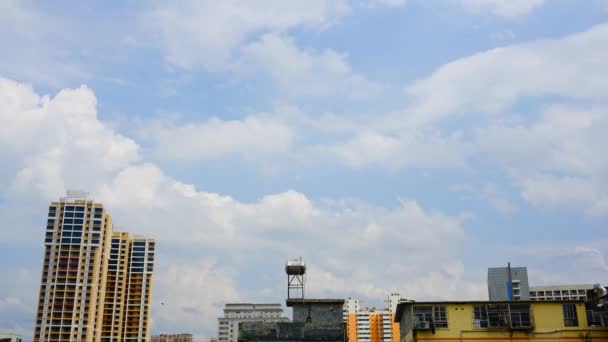 Video Lapso Tiempo Edificios Ciudad Nubes Que Fluyen Cielo — Vídeo de stock