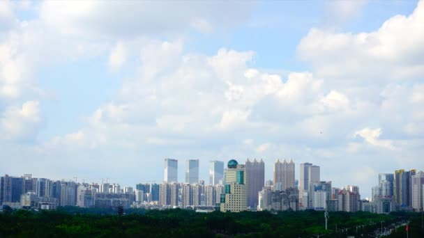 空に流れる都市の建物や雲のタイムラプスビデオ — ストック動画