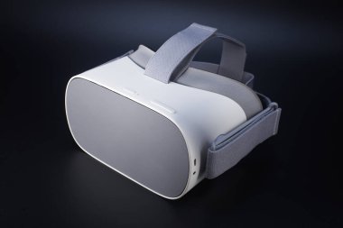 VR baş sanal gerçeklik gözlükleri hepsi tek bir cihazda.
