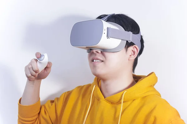Orang Orang Memakai Kacamata Yang Memainkan Realitas Virtual Dengan Pegangan — Stok Foto