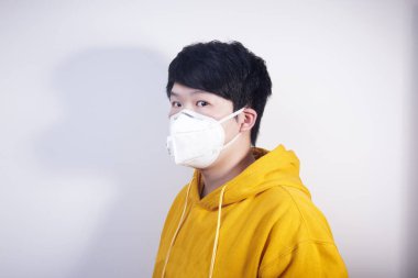 N95 tıbbi koruyucu maske takan bir adam.