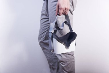 Sanal gerçeklik ve gözlüklerle yürüyen insanlar.