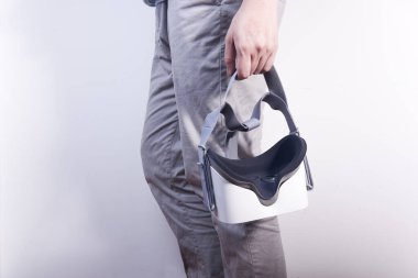 Sanal gerçeklik ve gözlüklerle yürüyen insanlar.