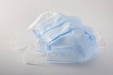 Üç tane tek kullanımlık tıbbi maske yakın plan.