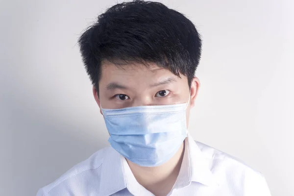 Een Man Met Een Medisch Masker Voor Eenmalig Gebruik — Stockfoto