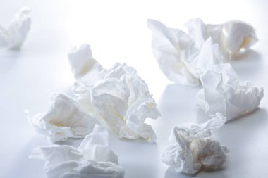 Soğuk hastalar tarafından kullanılan bir yığın peçete.