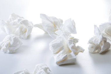 Soğuk hastalar tarafından kullanılan bir yığın peçete.