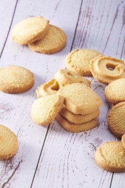 Tahtadaki bir yığın kurabiye.