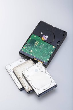 Üç adet 2.5 inçlik mekanik sabit disk ve bir adet 3.5 inçlik mekanik sabit disk.