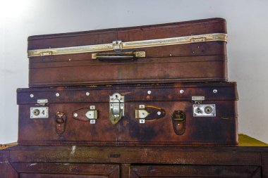 İki eski deri seyahat çantası.