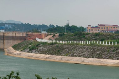 Bir baraj ve çevreleyen destek binalar
