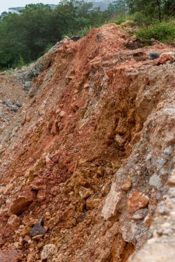 Açık hava şantiyesinin toprak çalışma alanı kazılıyor